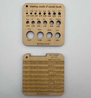 Wooden needle- and threadmeasurer