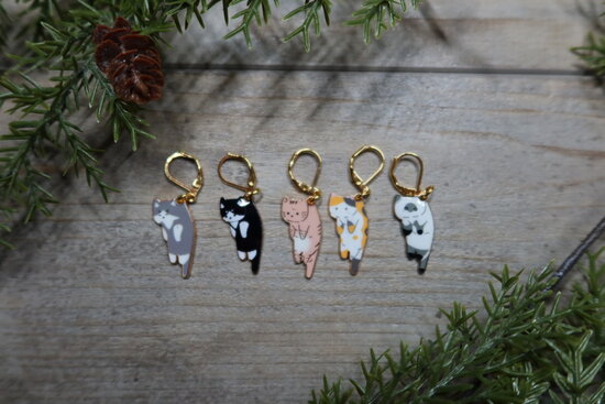 Stitchmarkers - hanging cats - 5 pieces