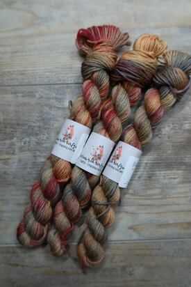 Veluwsch Verfgoed Sock mini - Red deer in autumn forest