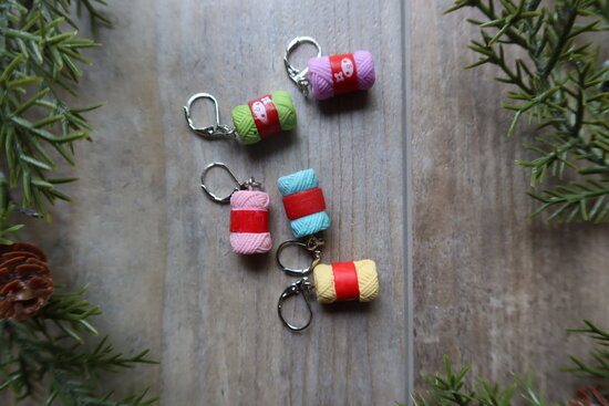 Stitchmarkers - balls of yarn (plastic) - 5 pieces