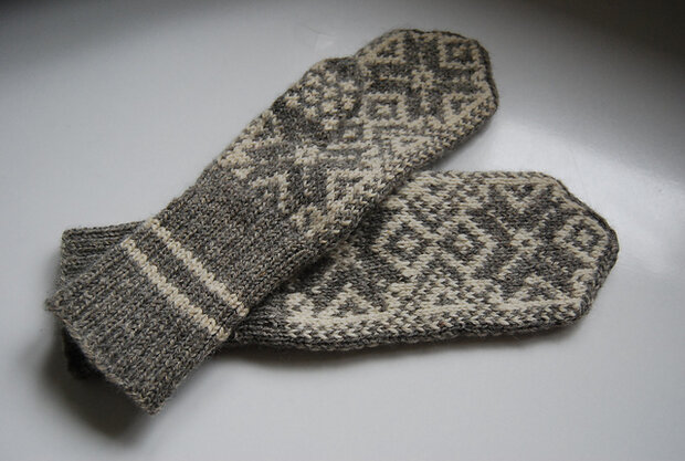 TGWTH & Aade - fingering  natural  - Graphite