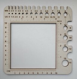 Measurement square for needle size and gauge