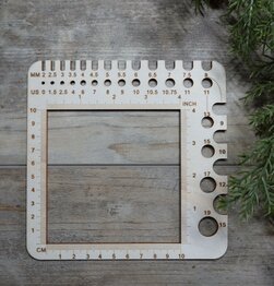 Measurement square for needle size and gauge